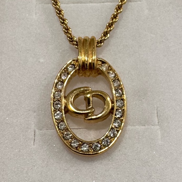 ✨Christian Dior Vintage Gold Tone CD Logo Oval
Pendant Necklace with Rhinestones - Picture 17 of 17